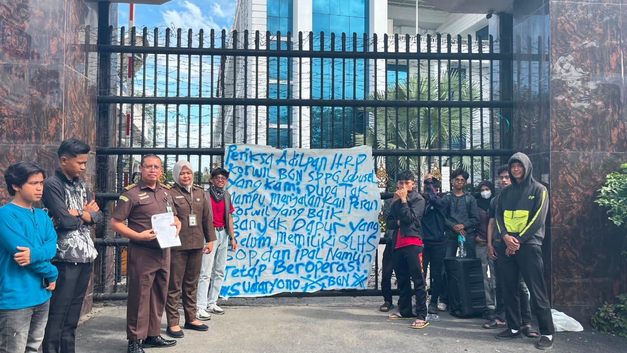 AMPK SU menggelar aksi unjuk rasa di depan Gedung Kejaksaan Tinggi Sumatera Utara (Kejati Sumut). Selasa (4/8/2026)